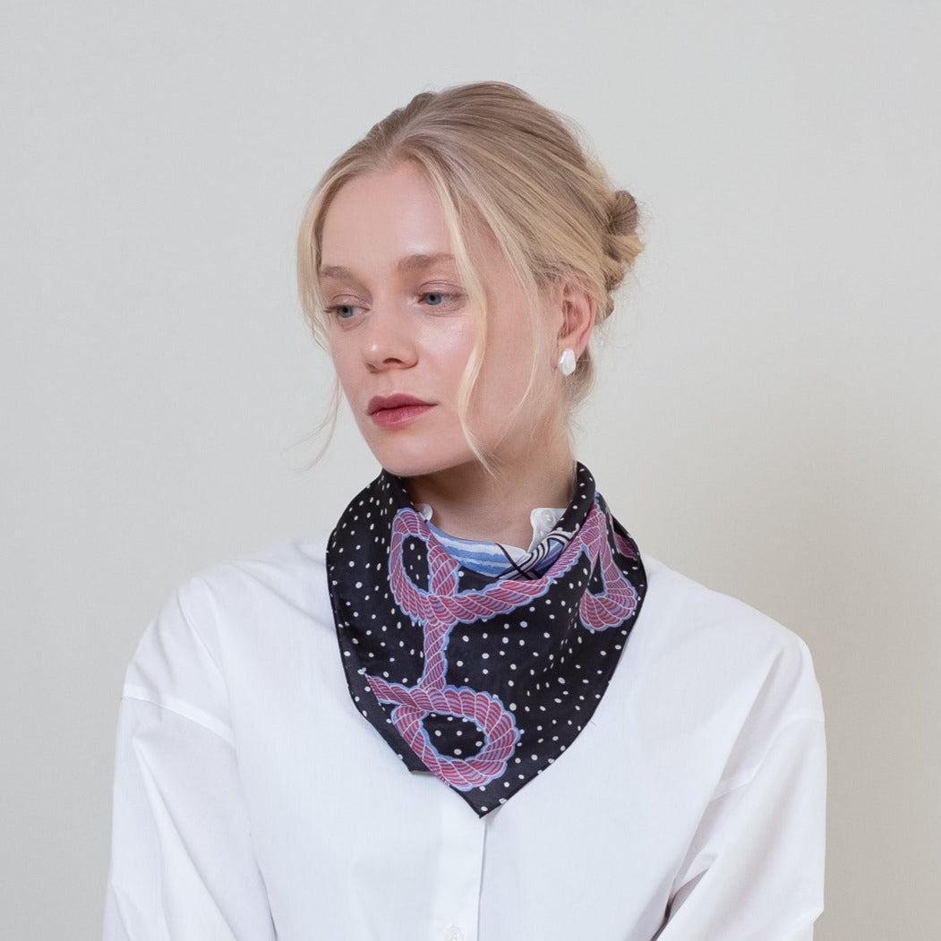Silk 'Boulevard' black スカーフリング付きミニスカーフ
