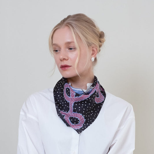 Silk 'Boulevard' black スカーフリング付きミニスカーフ