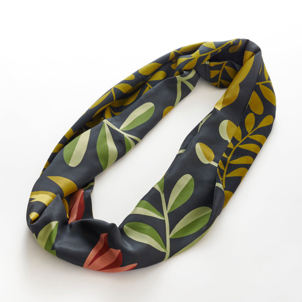 Scheduled to arrive in September! Silk & Merino Wool 'Halsham' gray x black loop scarf