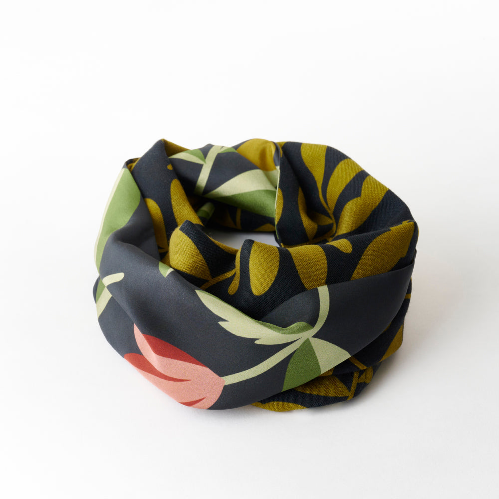 Scheduled to arrive in September! Silk & Merino Wool 'Halsham' gray x black loop scarf