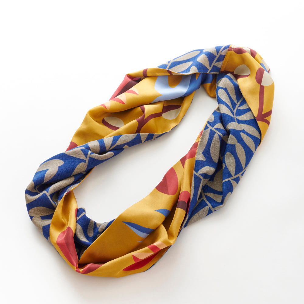 Scheduled to arrive in September! Silk & Merino Wool 'Halsham' gray x black loop scarf
