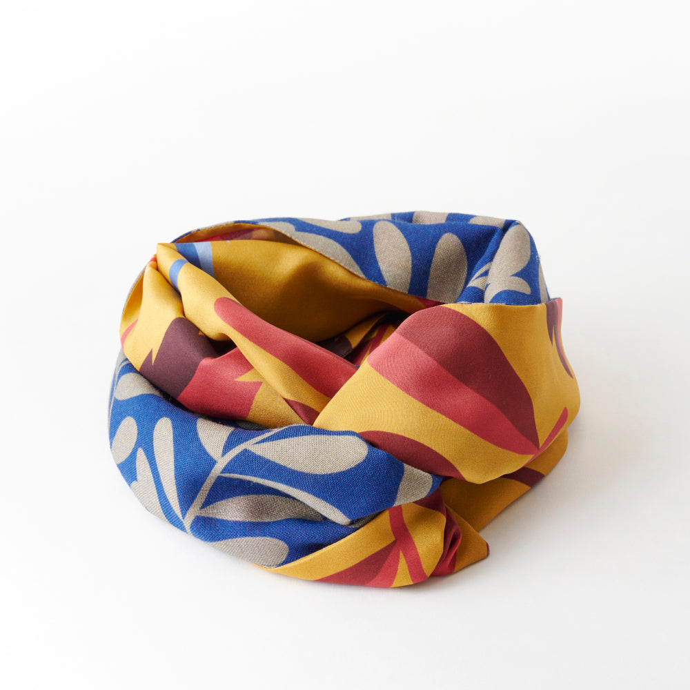 Scheduled to arrive in September! Silk & Merino Wool 'Halsham' gray x black loop scarf