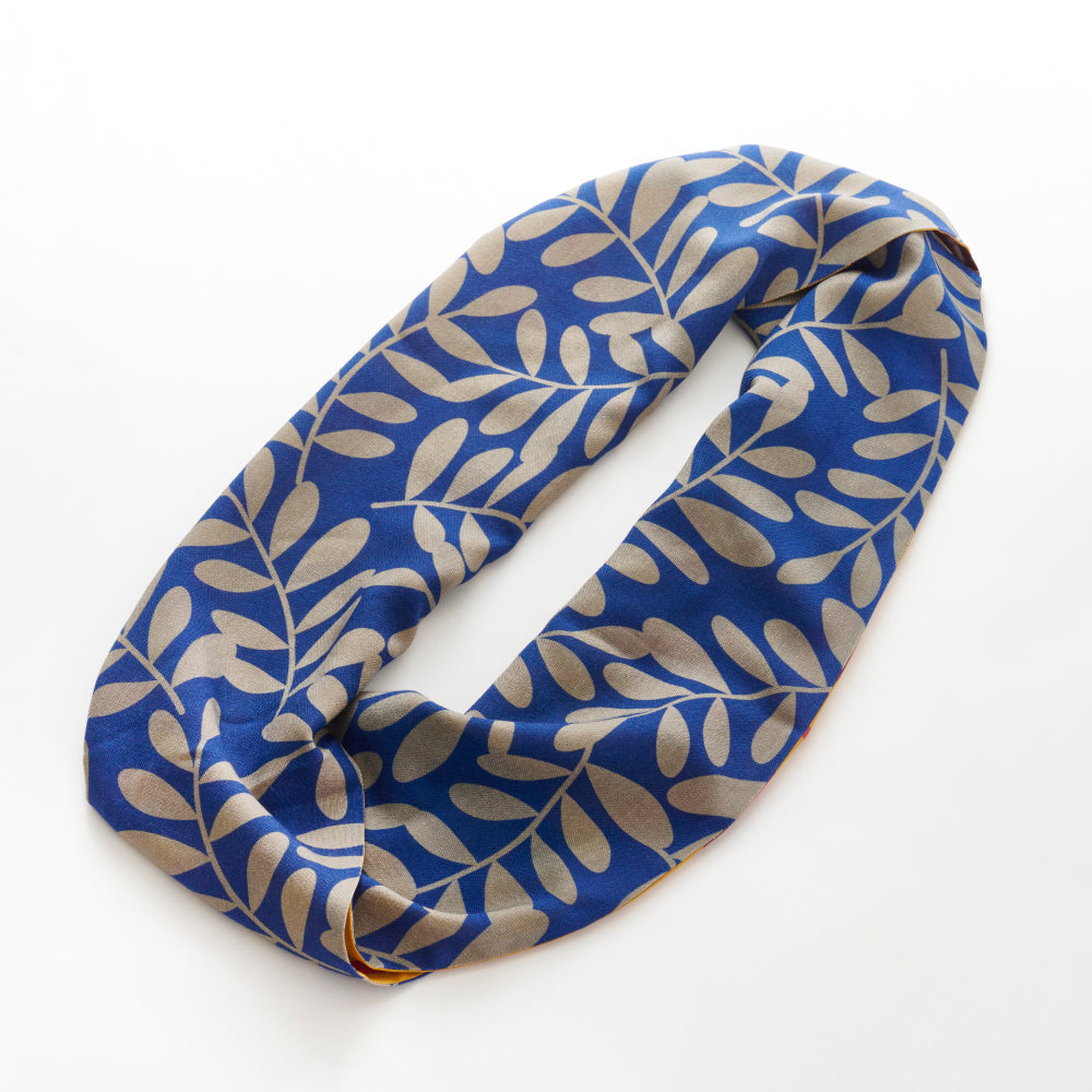 Scheduled to arrive in September! Silk & Merino Wool 'Halsham' gray x black loop scarf