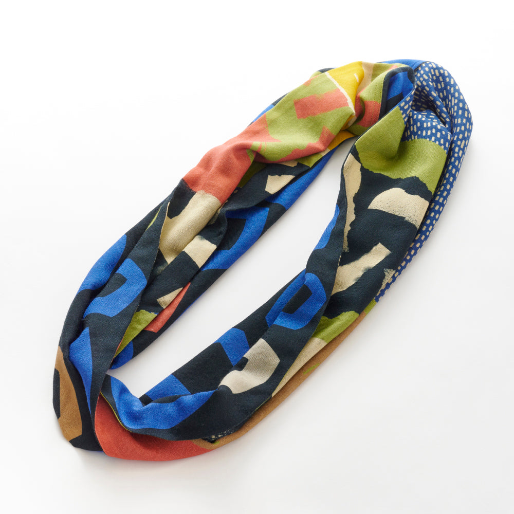 Scheduled to arrive in September! Silk & Merino Wool 'Halsham' gray x black loop scarf