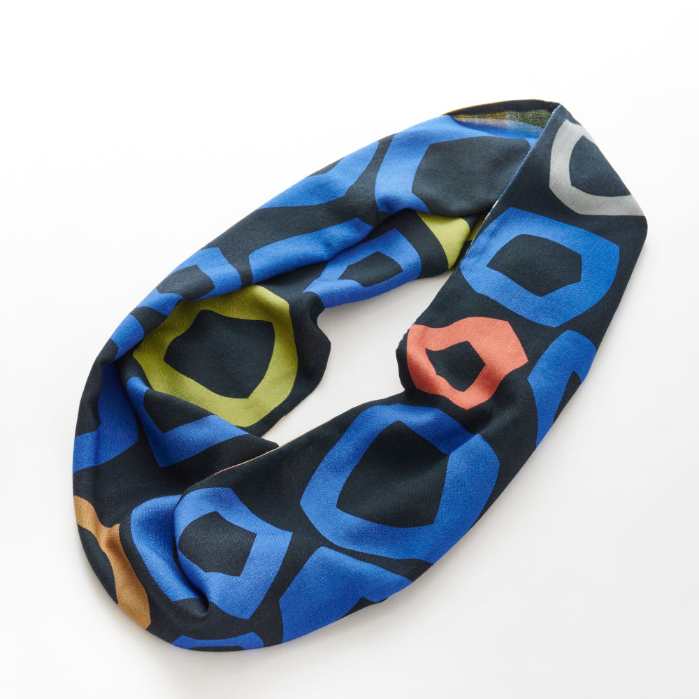 Scheduled to arrive in September! Silk & Merino Wool 'Halsham' gray x black loop scarf