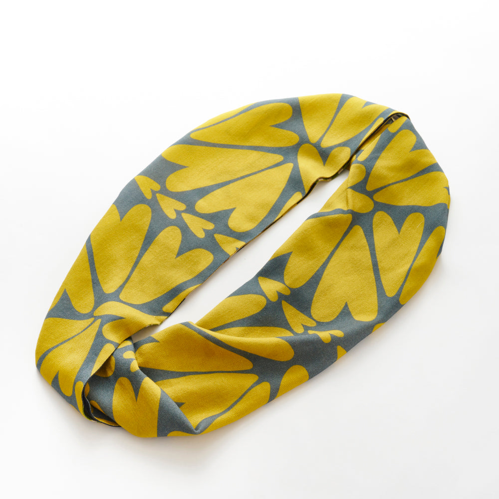 Scheduled to arrive in September! Silk & Merino Wool 'Halsham' gray x black loop scarf