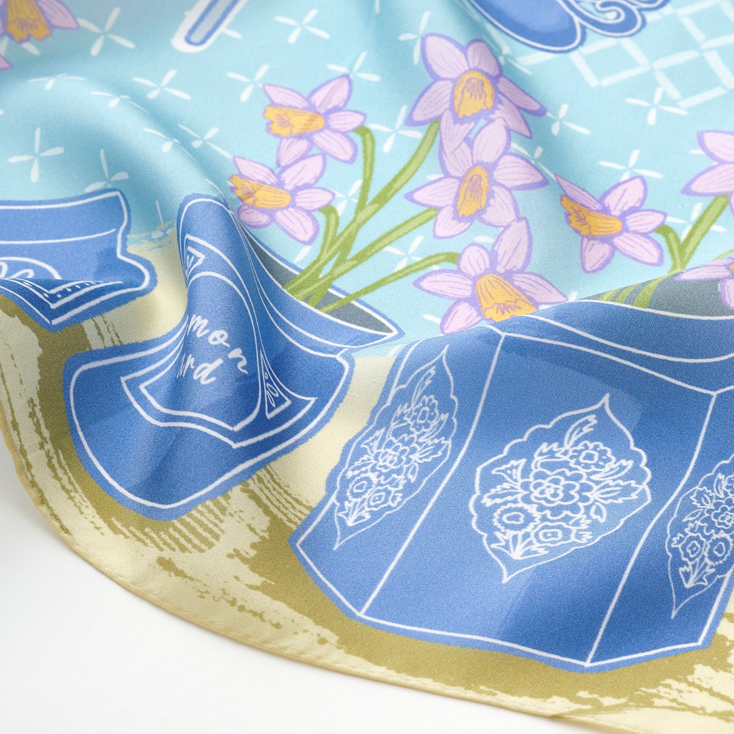 Mini-écharpe bleu marine en soie imprimée japonaise 'Polka Dot Queen' avec anneau vague