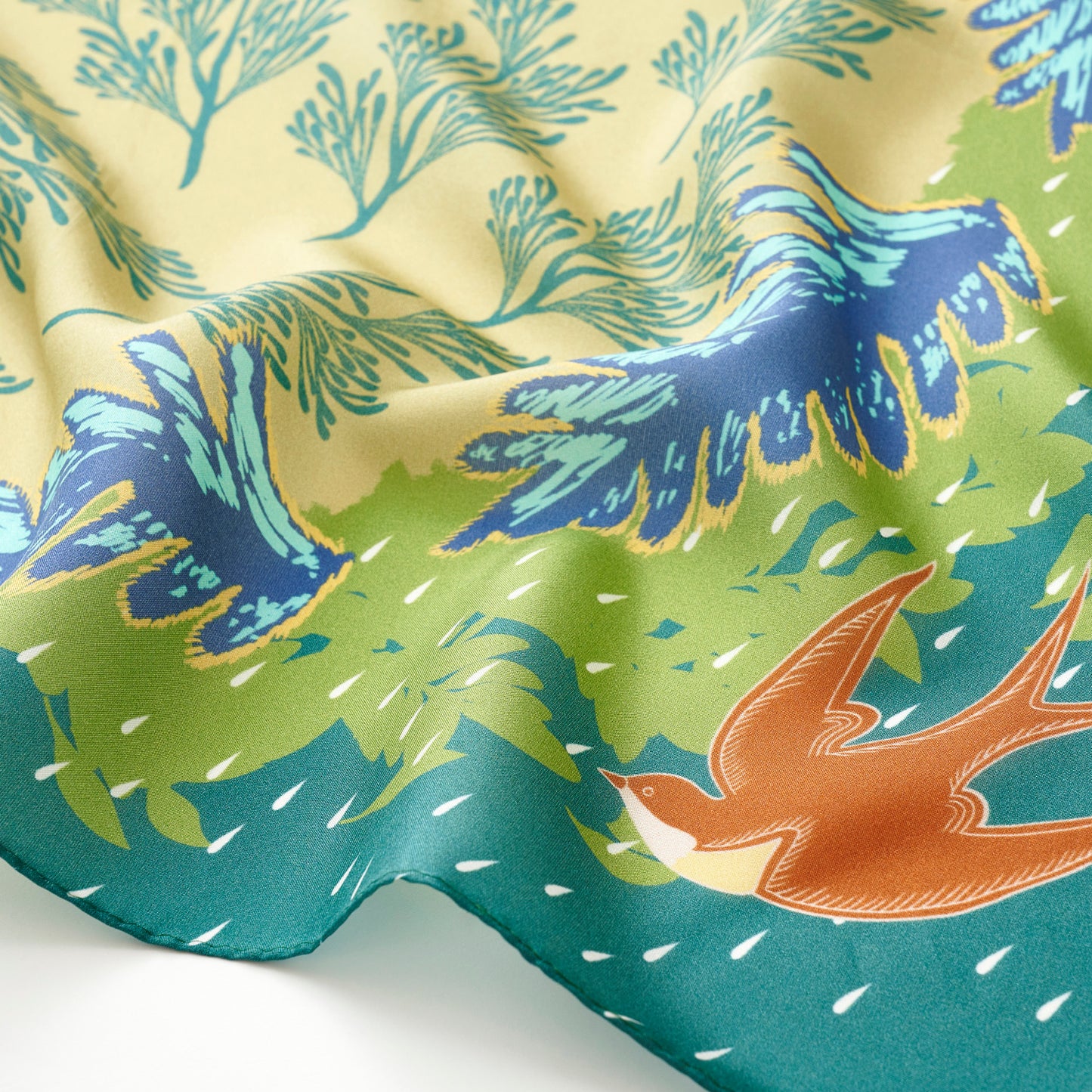Mini-écharpe bleu marine en soie imprimée japonaise 'Polka Dot Queen' avec anneau vague