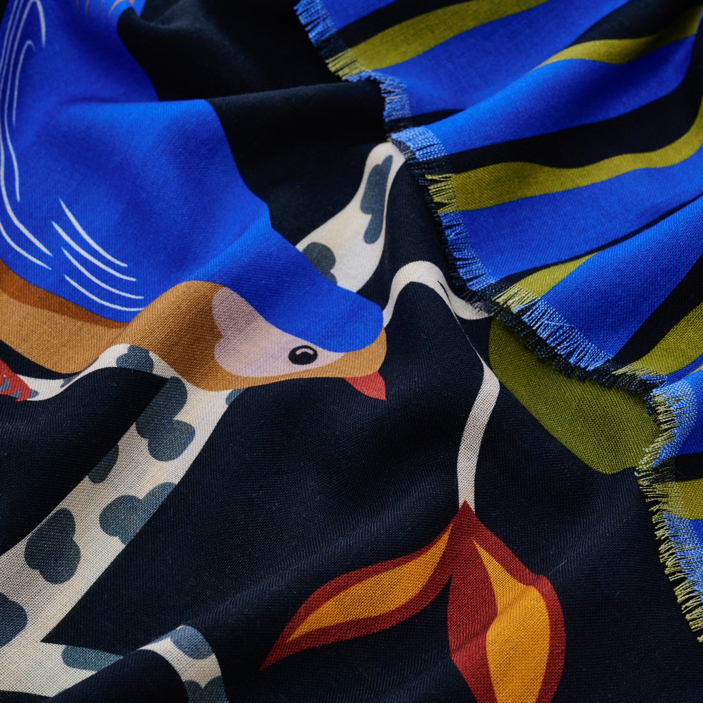 柔らかく繊細なメリノウールの二重仕立てで、YARN&COPPERの中でも最も暖かい仕様。「'Pear Tree Avenue' black 」は日本製ならではの細部までこだわりが詰まった品質で、しっかり暖かいのに薄くて軽やか。ストレスフリーな着け心地のロングストールです。