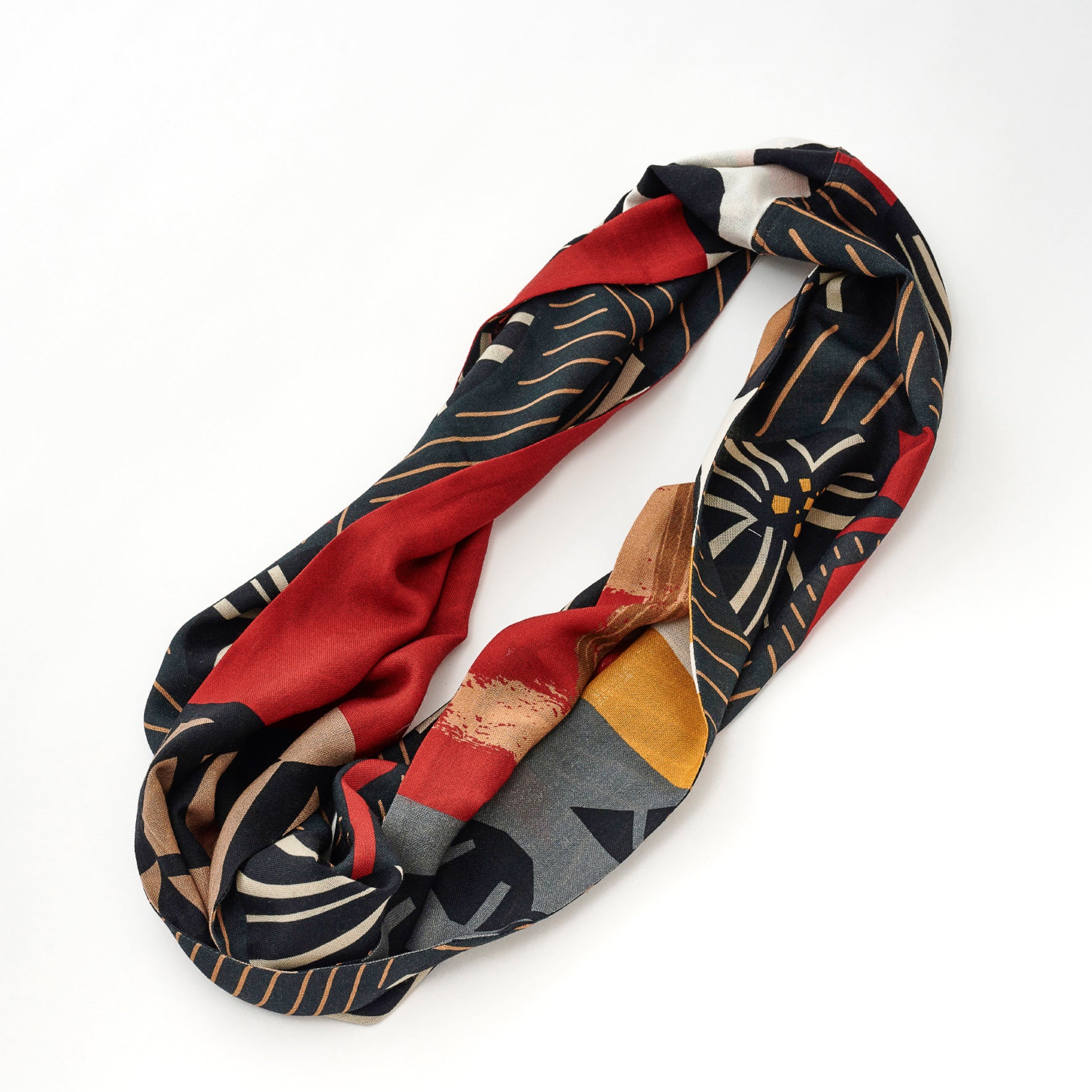 「Superfine Merino Wool Ghent red 」のスーパーファインメリノウールループスカーフ。
赤がアクセントとし黒をベースにベージュと金色のラインを花のようなに描いたデザインです。尾州(愛知)でていねいに織られた、柔らかく繊細で温かなメリノウール同士が二重になったループスカーフ(スヌード)です。