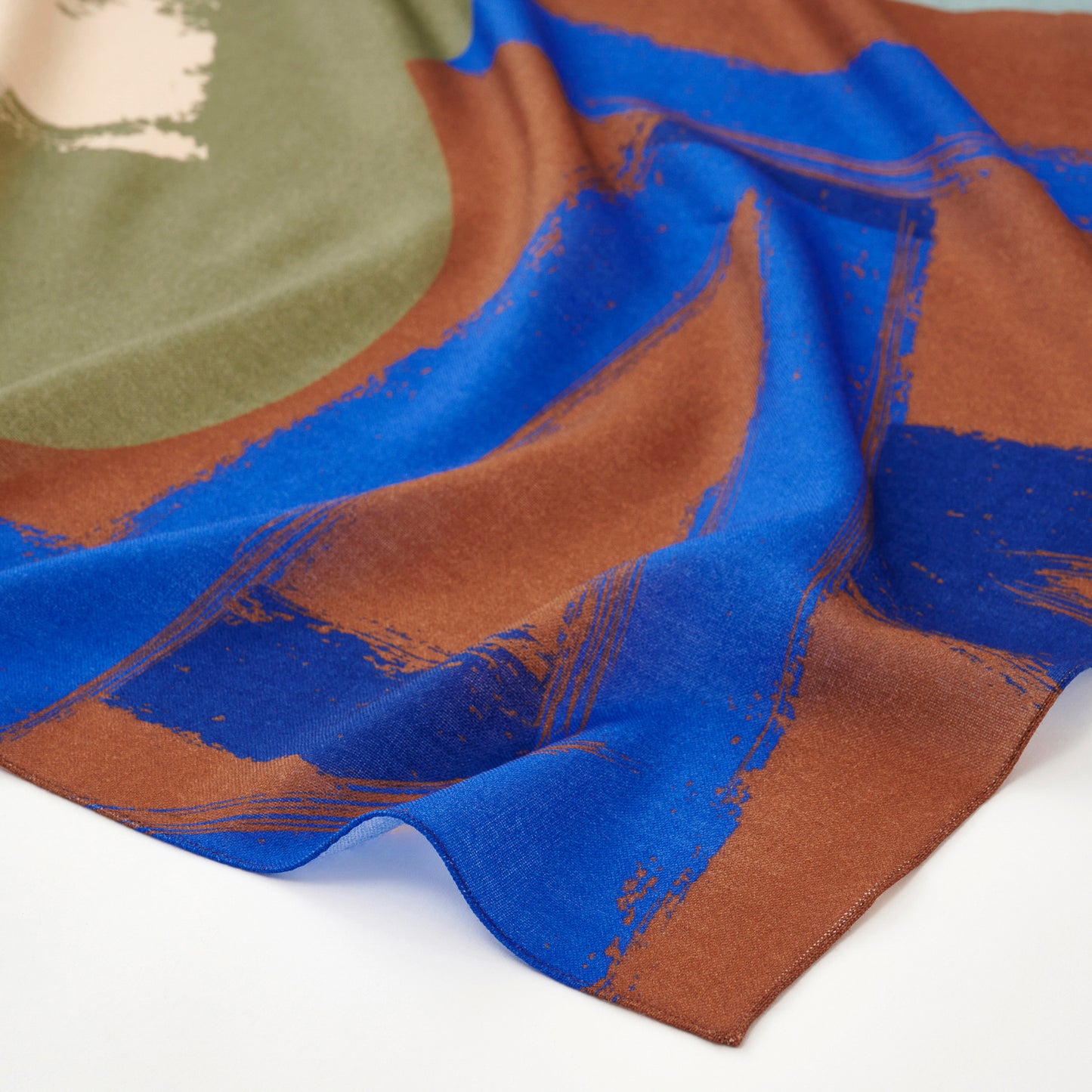 「Ghent blue 」スーパーファインメリノウール大判スカーフの細部。 尾州愛知のウール工場で毎年織られる高品質な日本製生地を使用。薄くて軽やかなのに、柔らかく暖かく、チクチクしない快適な肌触りを実現。細部までこだわった上質な仕上がり。