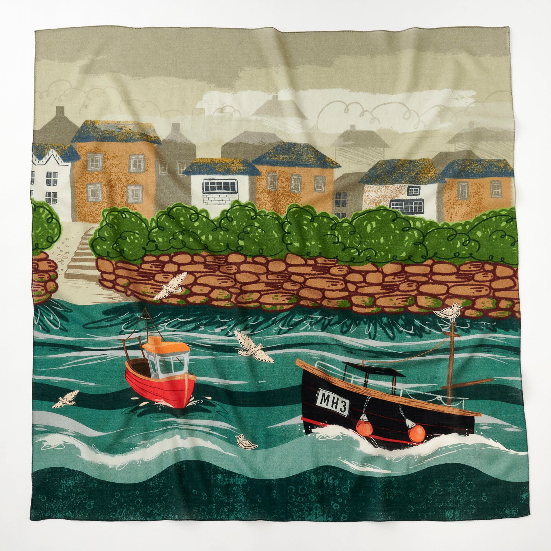 「Mousehole Harbour daytime 」スーパーファインメリノウール大判スカーフ。
ベージュと優しいグリーンの色調で描かれた穏やかな港風景。温かみのあるオレンジ色の家々が並び、グリーンがかった海には赤い小舟と黒い漁船が浮かび、のどかな海辺の情景を表現。柔らかなメリノウール素材が心地よく、カジュアルなデニムスタイルからエレガントなドレスアップまで幅広くマッチするスカーフです。