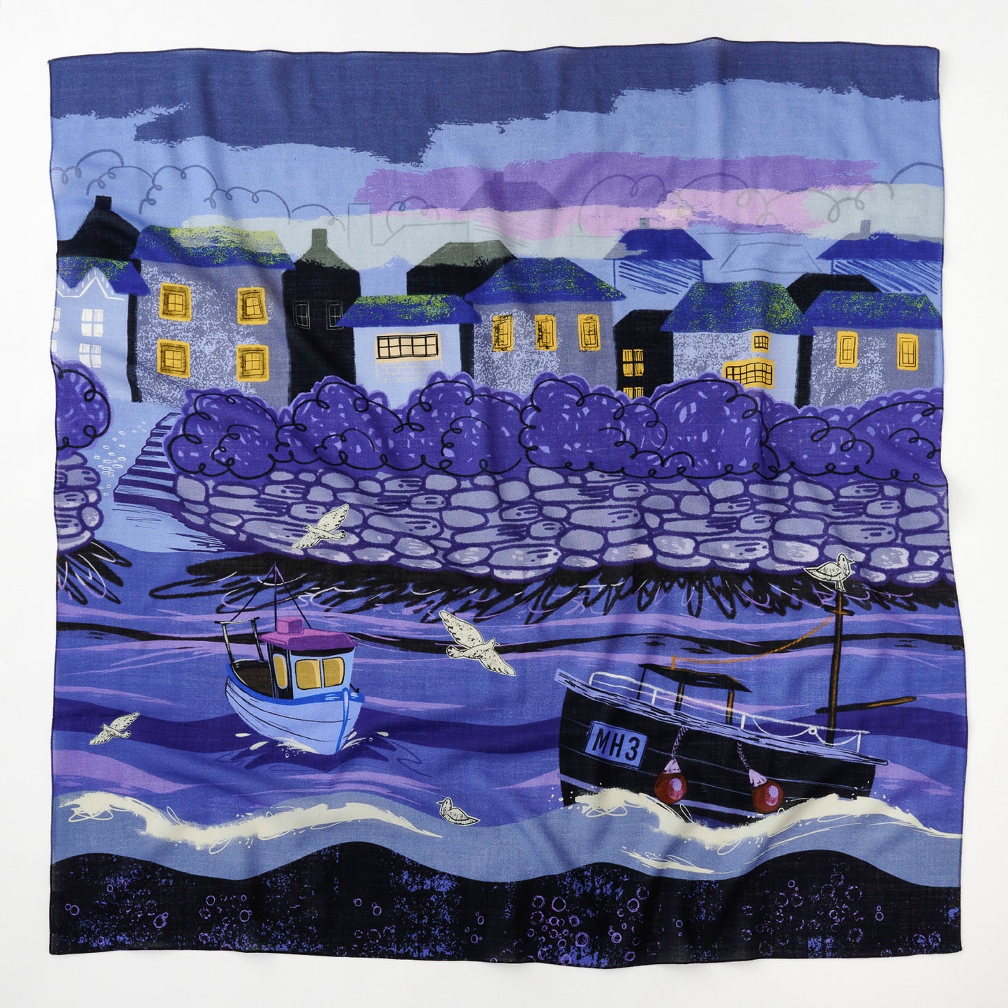「Mousehole Harbour night」スーパーファインメリノウール大判スカーフ。
青と紫の色調で表現された夕暮れの港風景。家々が港壁に沿って並び、黄色く灯る窓が夜の雰囲気を演出。紫色の茂み、深い青色の海の色合いが落ち着いた大人の上品さを演出します。同系色のブルートーンのアイテムと合わせると統一感が生まれ、モノトーンコーデにプラスすると印象的な差し色になります。