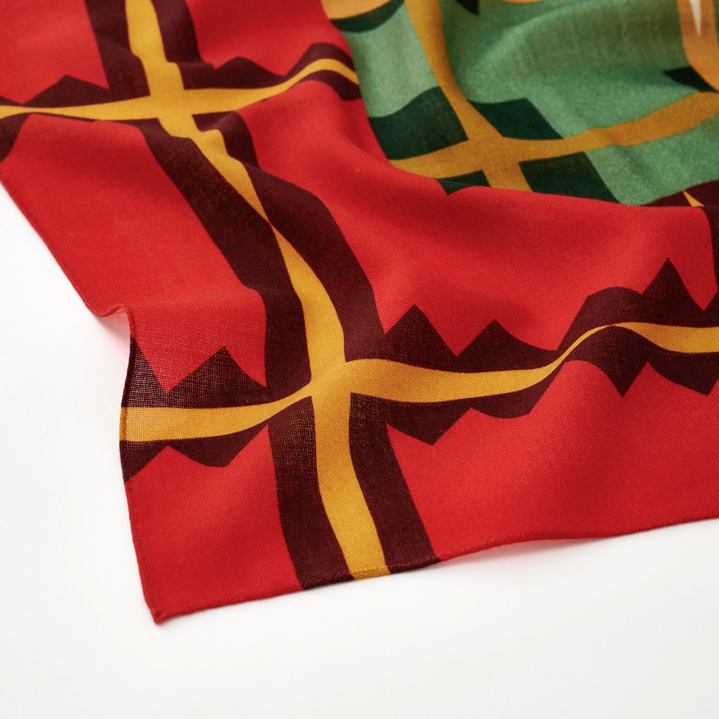 「Reunion red 」スーパーファインメリノウール大判スカーフの細部。 尾州愛知のウール工場で毎年織られる高品質な日本製生地を使用。薄くて軽やかなのに、柔らかく暖かく、チクチクしない快適な肌触りを実現。細部までこだわった上質な仕上がり。