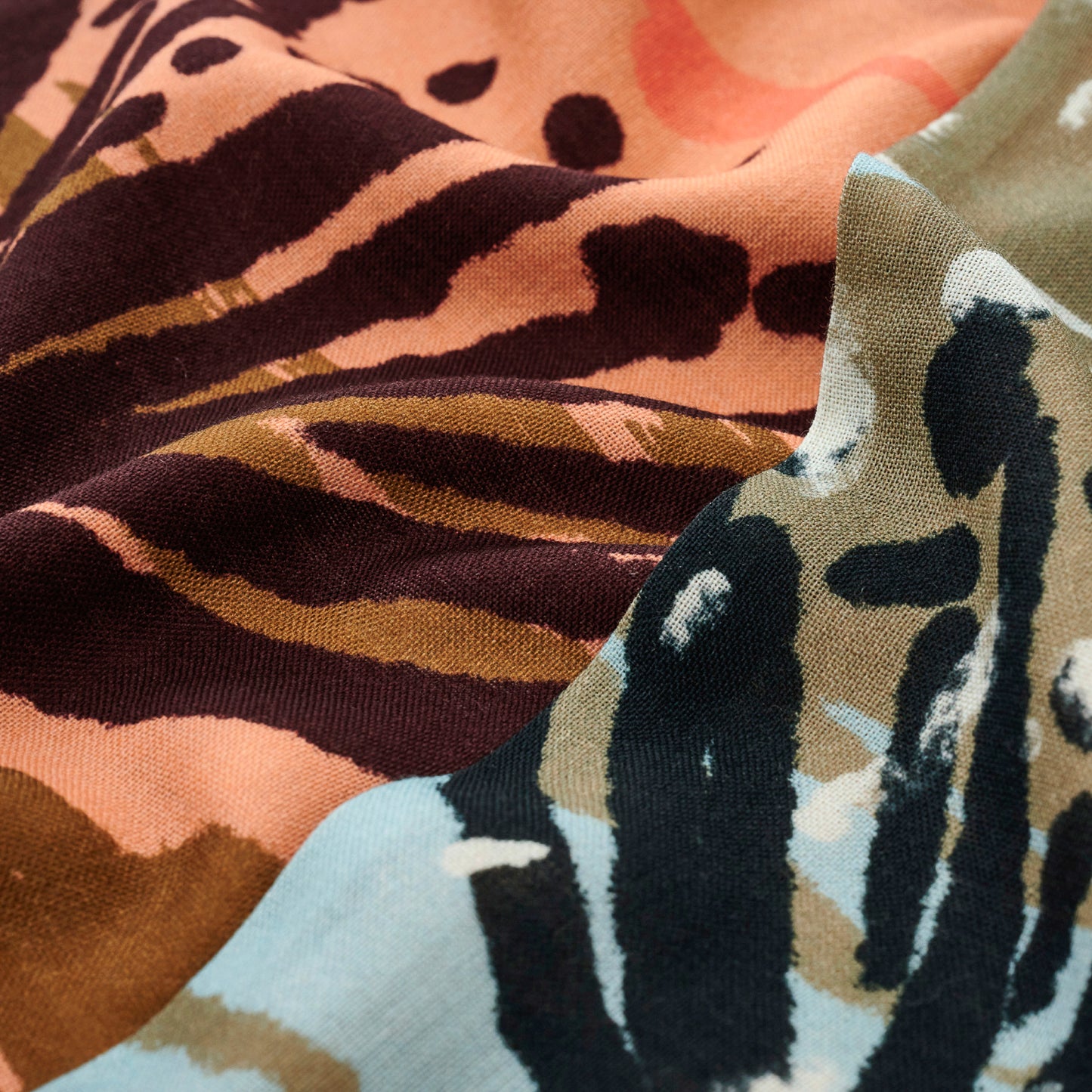 柔らかく繊細なメリノウールの二重仕立てで、YARN&COPPERの中でも最も暖かい仕様。「Snowfall」は日本製ならではの細部までこだわりが詰まった品質で、しっかり暖かいのに薄くて軽やか。ストレスフリーな着け心地のロングストールです。