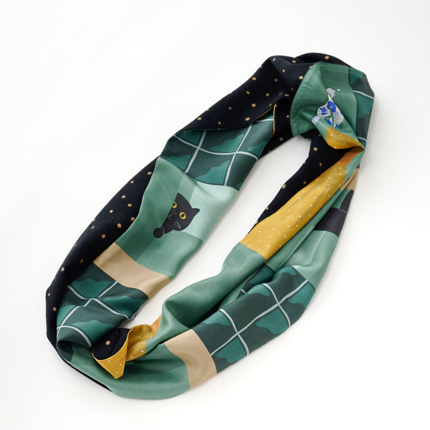 「Silk & Merino Wool The New Favorite emerald gree」のスーパーファインメリノウールループスカーフ。表と裏でガラッと雰囲気が変わり、1枚で4通り楽しめる多様性が魅力尾州(愛知)でていねいに織られた、柔らかく繊細で温かなメリノウールと上品な艶のシルクがコンビになったループスカーフ(スヌード)。