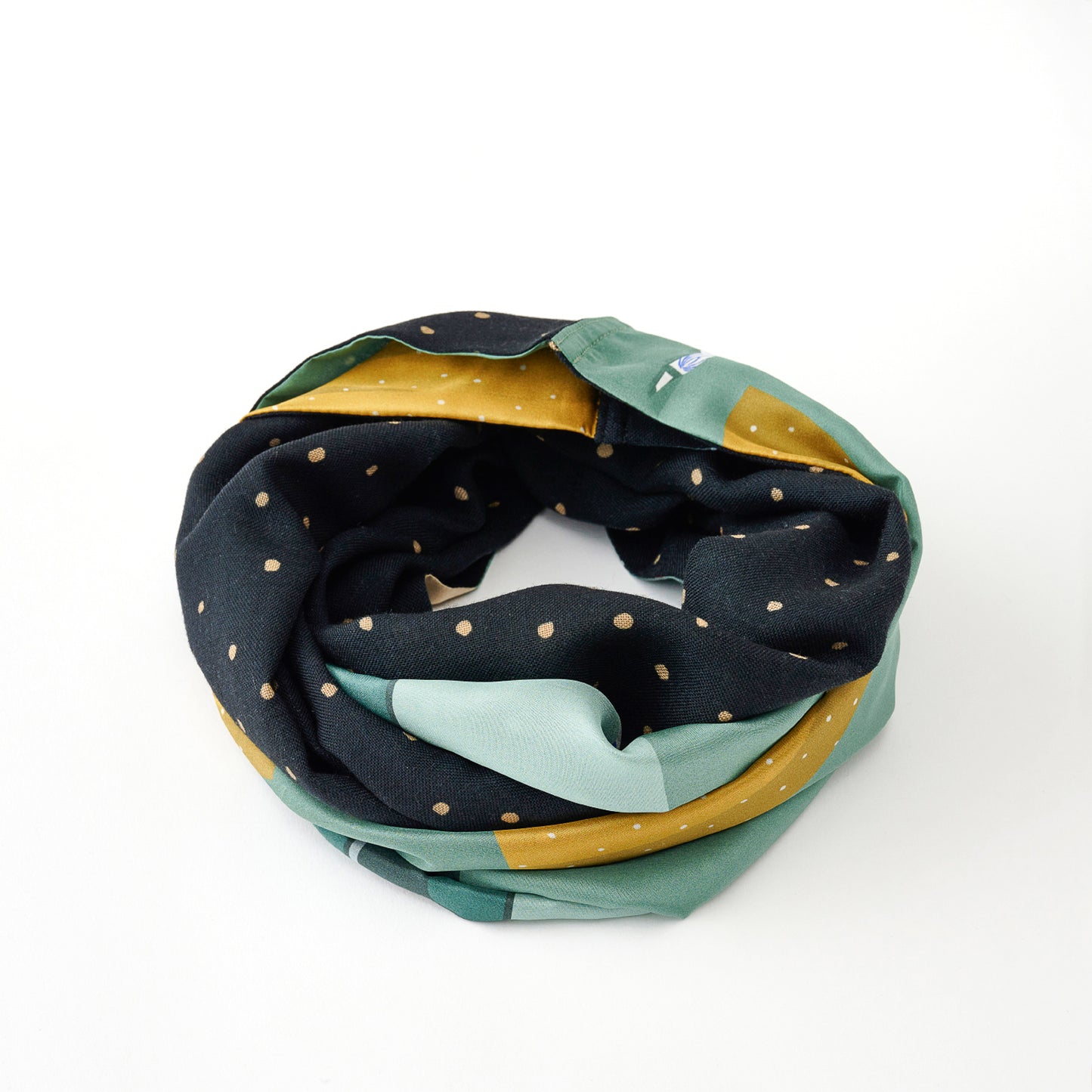 「Silk & Merino Wool The New Favorite emerald gree」のスーパーファインメリノウールループスカーフ。 尾州(愛知)でていねいに織られた、柔らかく繊細で温かなメリノウールと上品な艶のシルクがコンビになったループスカーフ(スヌード)。二重に巻いてもOKで、1枚で多彩な表情が作れます。