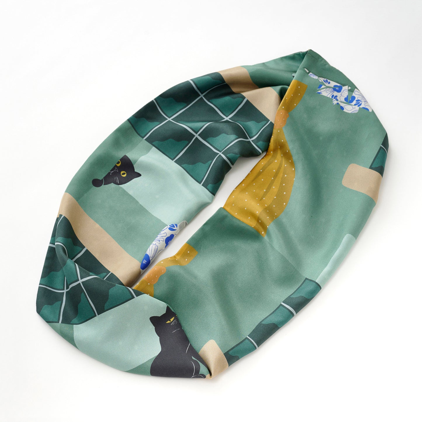 「Silk & Merino Wool The New Favorite emerald gree」はシルク面とウール面があり、見せる面でガラッと雰囲気が変わります。ウール面は爽やかなミントグリーンを基調に、深緑のチェック柄、マスタードイエローの水玉模様、黒猫のシルエットなど、様々なモチーフが配置されたデザイン。1枚で4通り楽しめます。