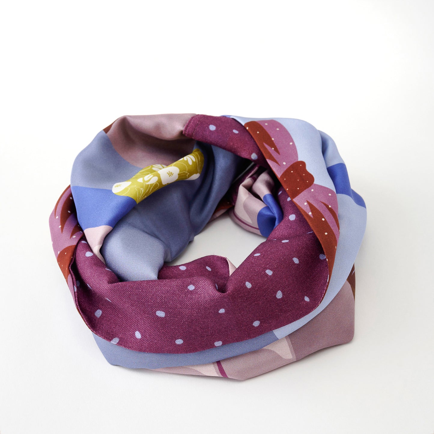 「Silk & Merino Wool The New Favorite midnight blue」のスーパーファインメリノウールループスカーフ。 尾州(愛知)でていねいに織られた、柔らかく繊細で温かなメリノウールと上品な艶のシルクがコンビになったループスカーフ(スヌード)。二重に巻いてもOKで、1枚で多彩な表情が作れます。