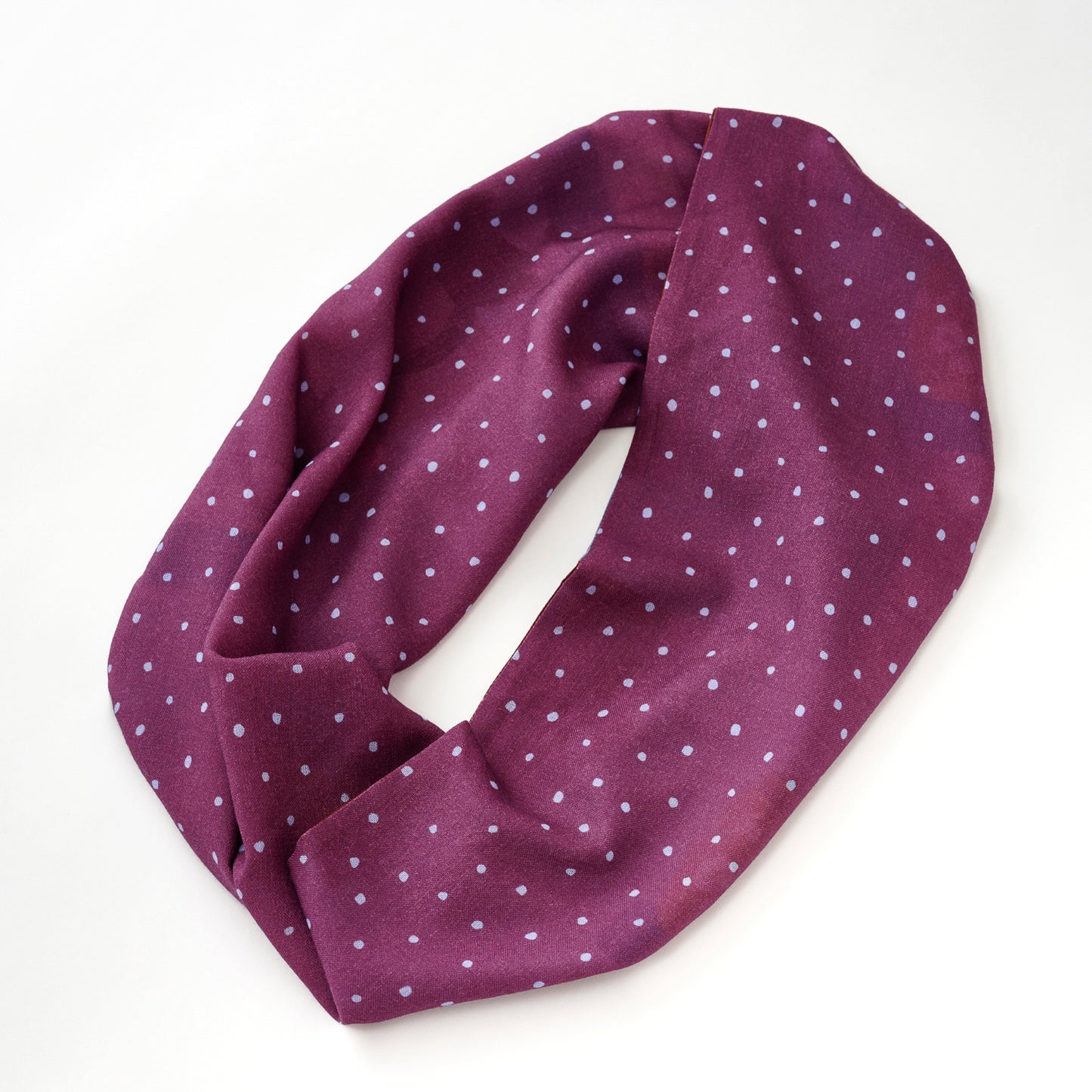 「Silk & Merino Wool The New Favorite midnight blue」はシルク面とウール面があり、見せる面でガラッと雰囲気が変わります。シルク面はみのある赤紫色(ボルドー)の生地に小さな白い水玉模様が全体に散りばめたデザイン。1枚で4通り楽しめます。