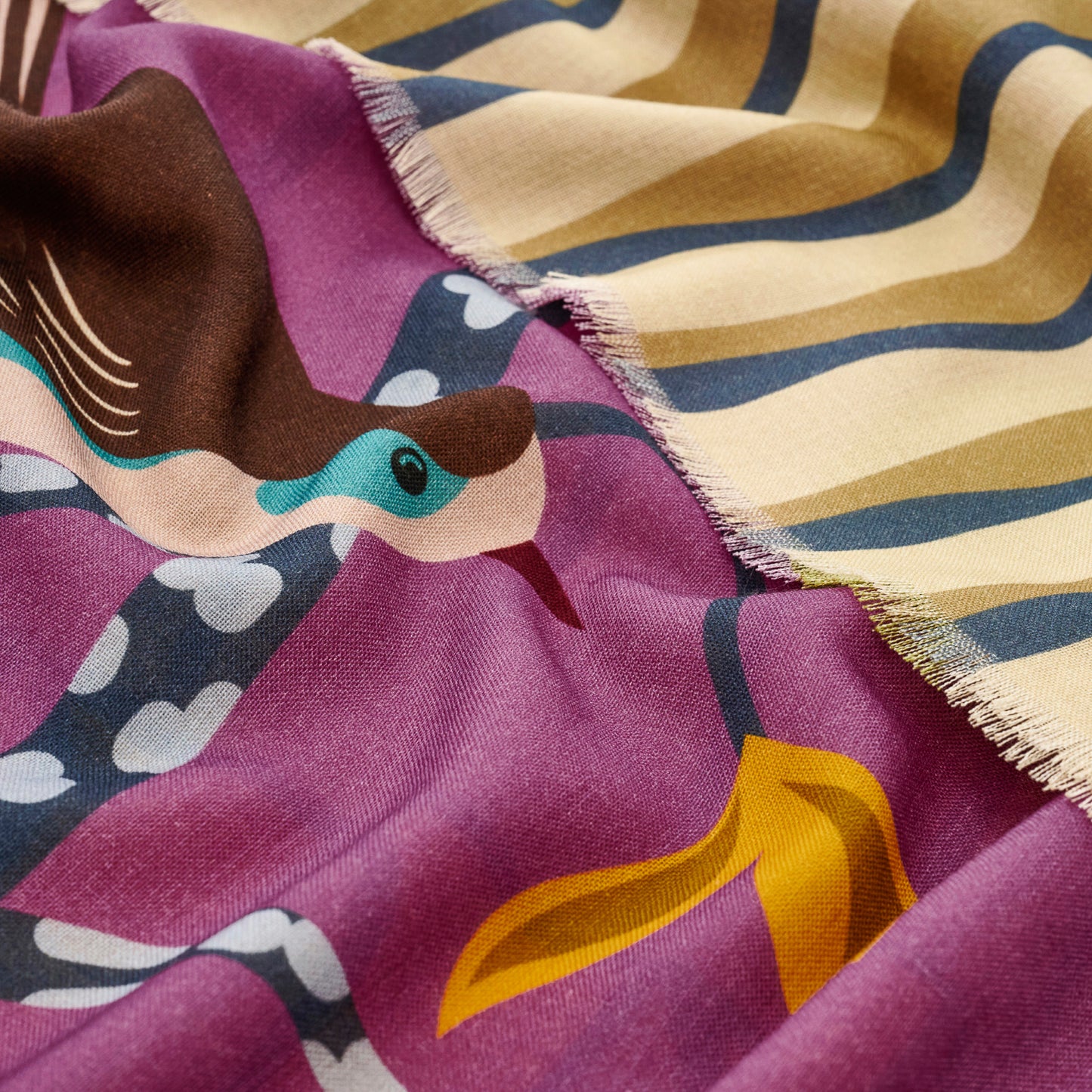 柔らかく繊細なメリノウールの二重仕立てで、YARN&COPPERの中でも最も暖かい仕様。「'Pear Tree Avenue' pink」は日本製ならではの細部までこだわりが詰まった品質で、しっかり暖かいのに薄くて軽やか。ストレスフリーな着け心地のロングストールです。