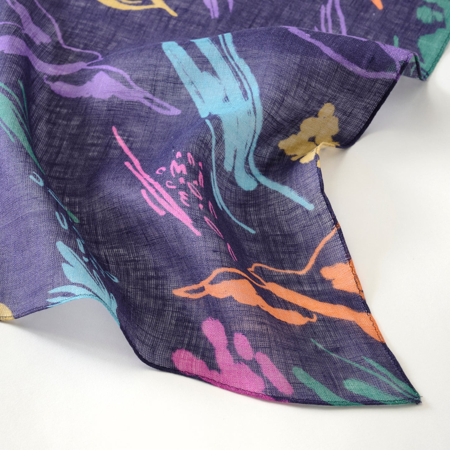 Mini-écharpe bleu marine en soie imprimée japonaise 'Polka Dot Queen' avec anneau vague