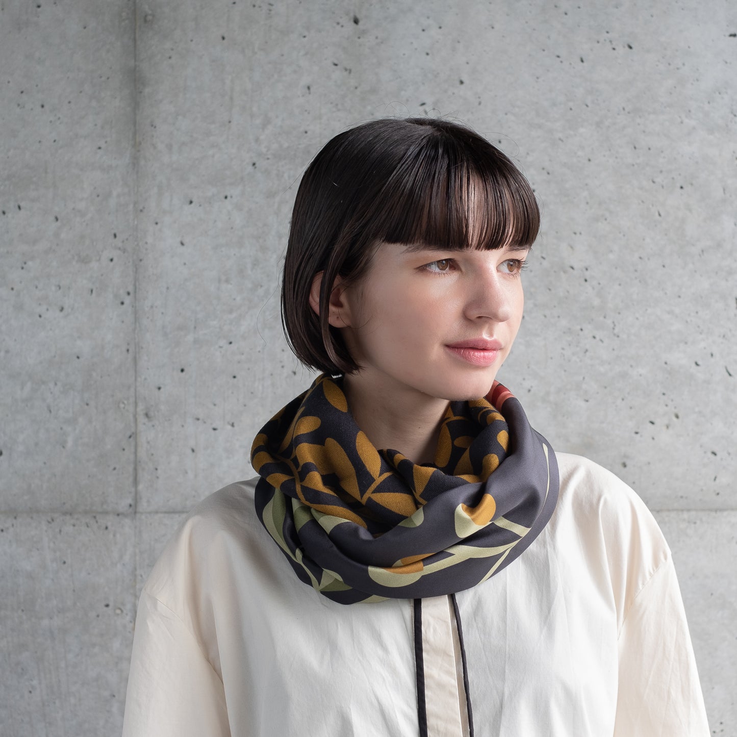 Scheduled to arrive in September! Silk & Merino Wool 'Halsham' gray x black loop scarf