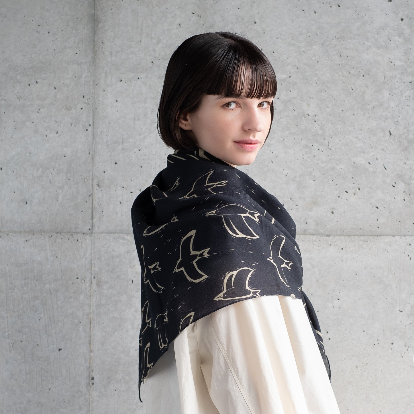 Superfine Merino Wool 'A Mysterious Night' 正方形スカーフ
