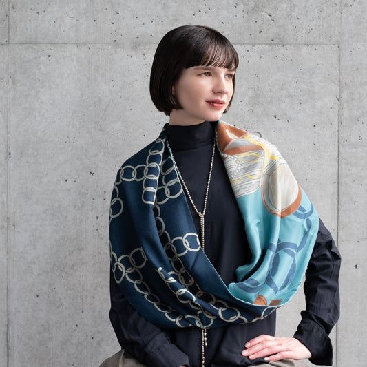 Scheduled to arrive in September! Silk & Merino Wool 'Halsham' gray x black loop scarf