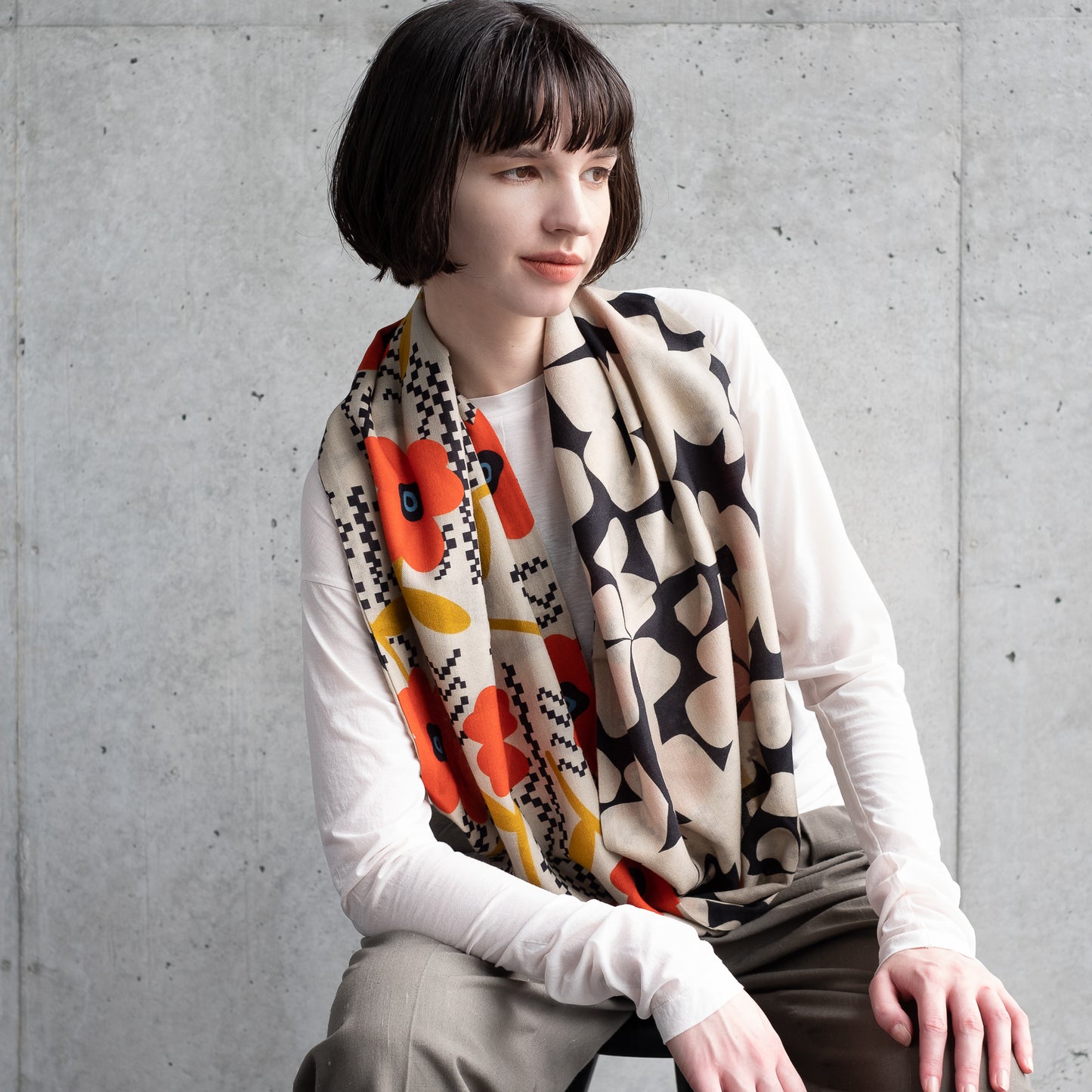 Scheduled to arrive in September! Silk & Merino Wool 'Halsham' gray x black loop scarf