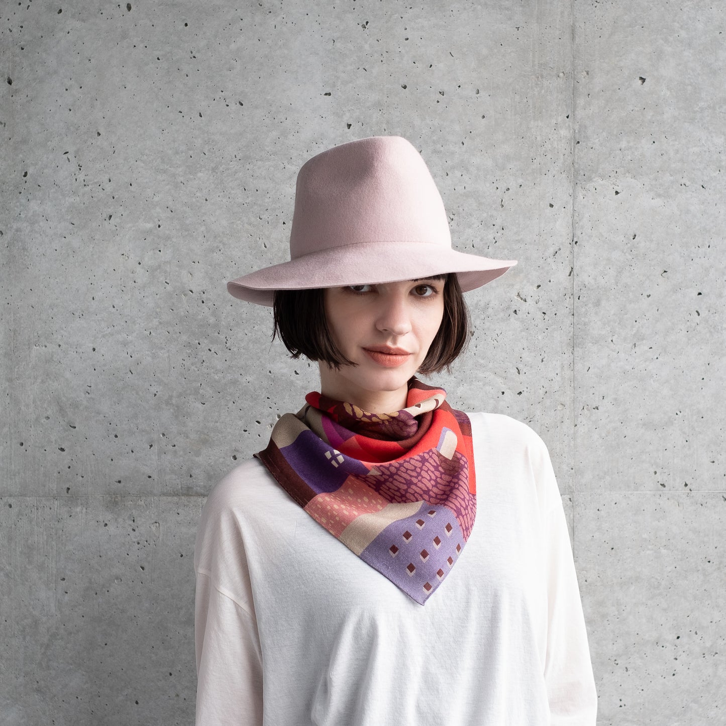 Mini-écharpe bleu marine en soie imprimée japonaise 'Polka Dot Queen' avec anneau vague