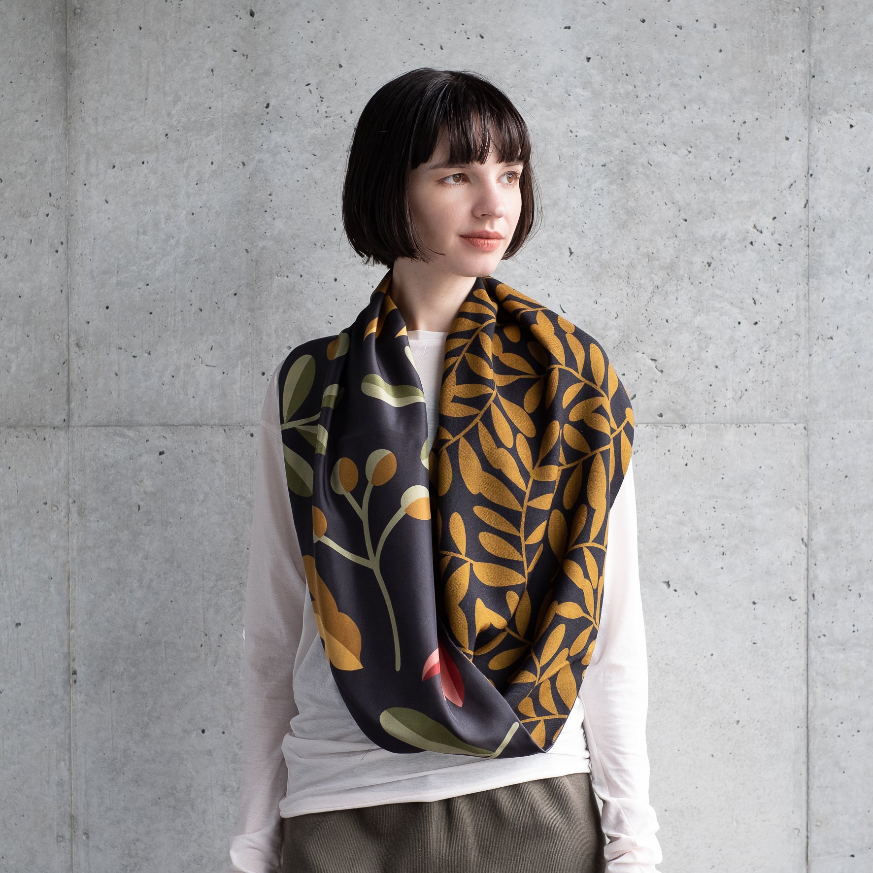 Scheduled to arrive in September! Silk Merino Wool 'Halsham' gray x black loop scarf