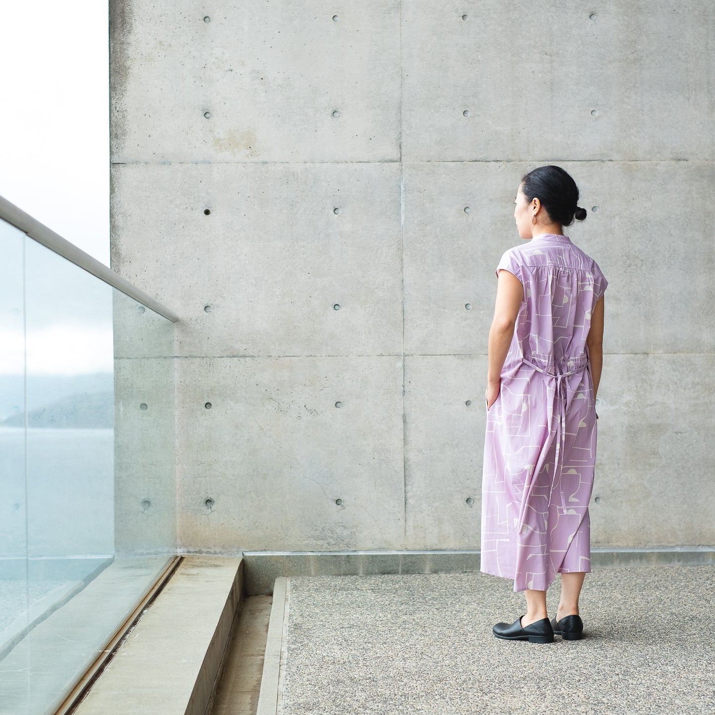 Réapprovisionner! Robe chemise froncée en coton bio imprimé japonais 'Pluto and Beyond'