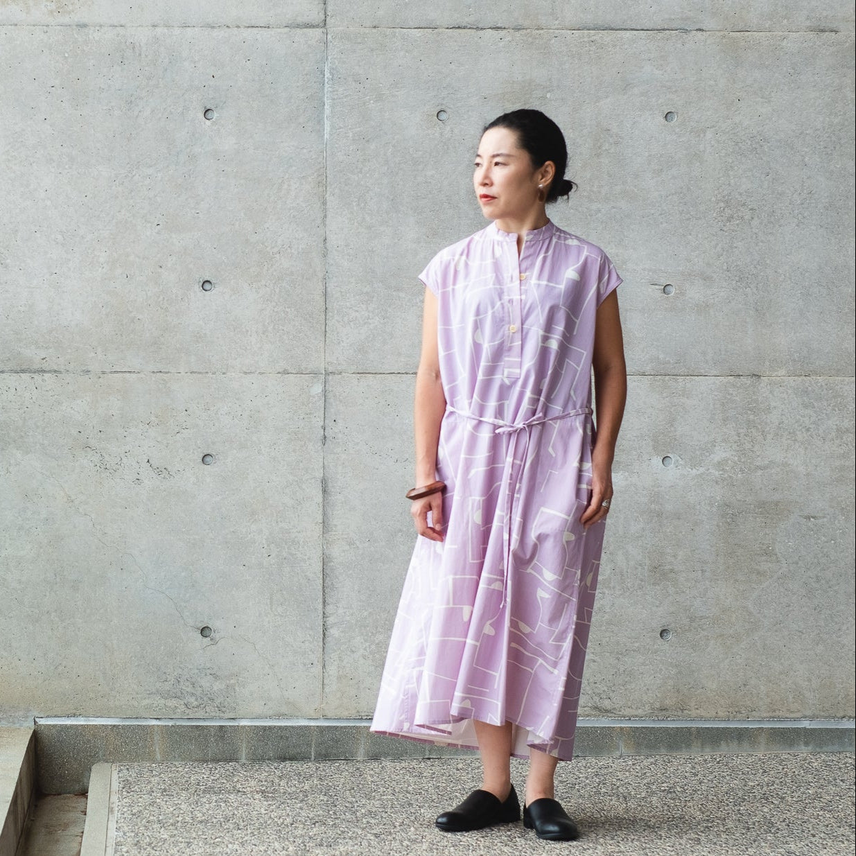 Réapprovisionner! Robe chemise froncée en coton bio imprimé japonais 'Pluto and Beyond'