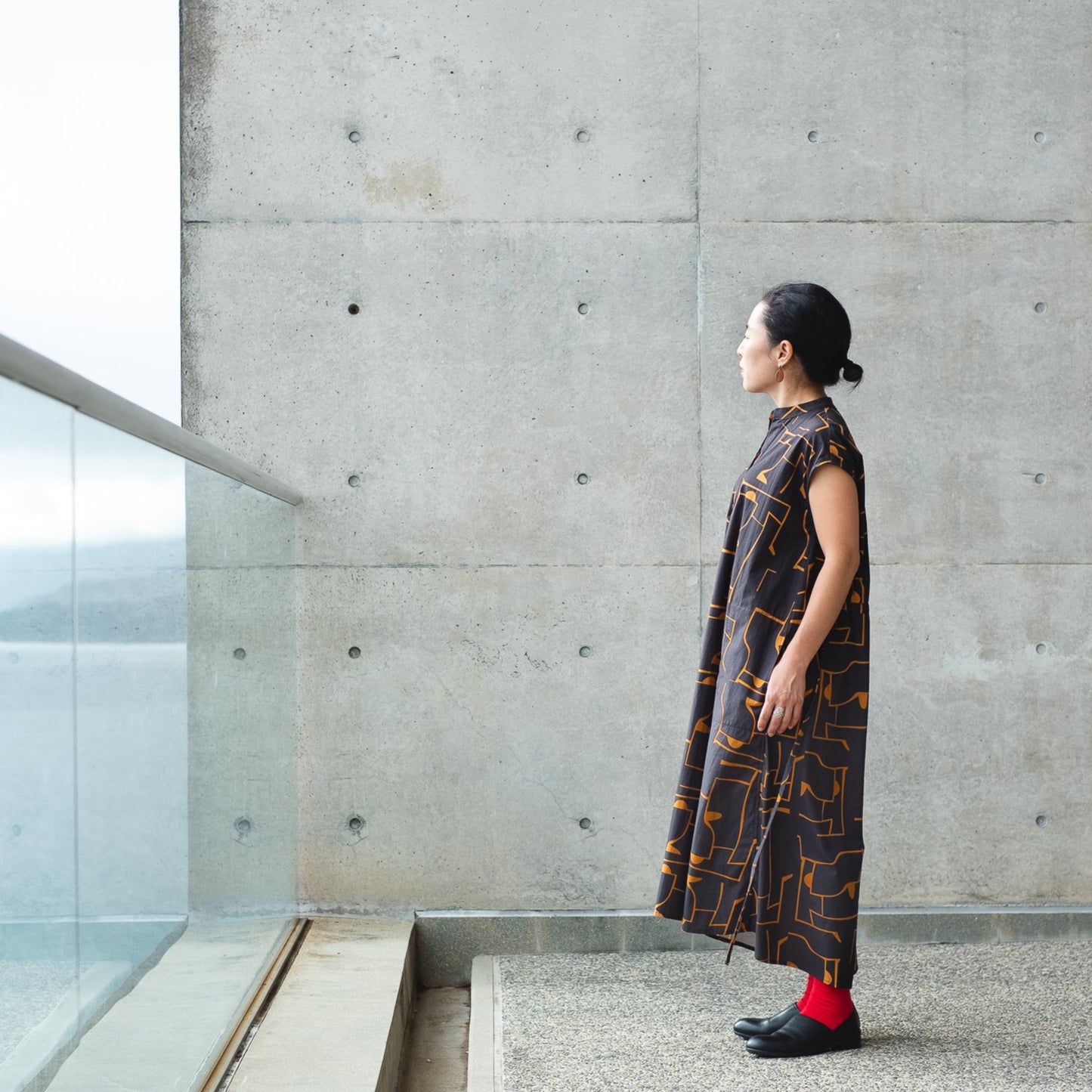 Réapprovisionner! Robe chemise froncée en coton bio imprimé japonais 'Pluto and Beyond'
