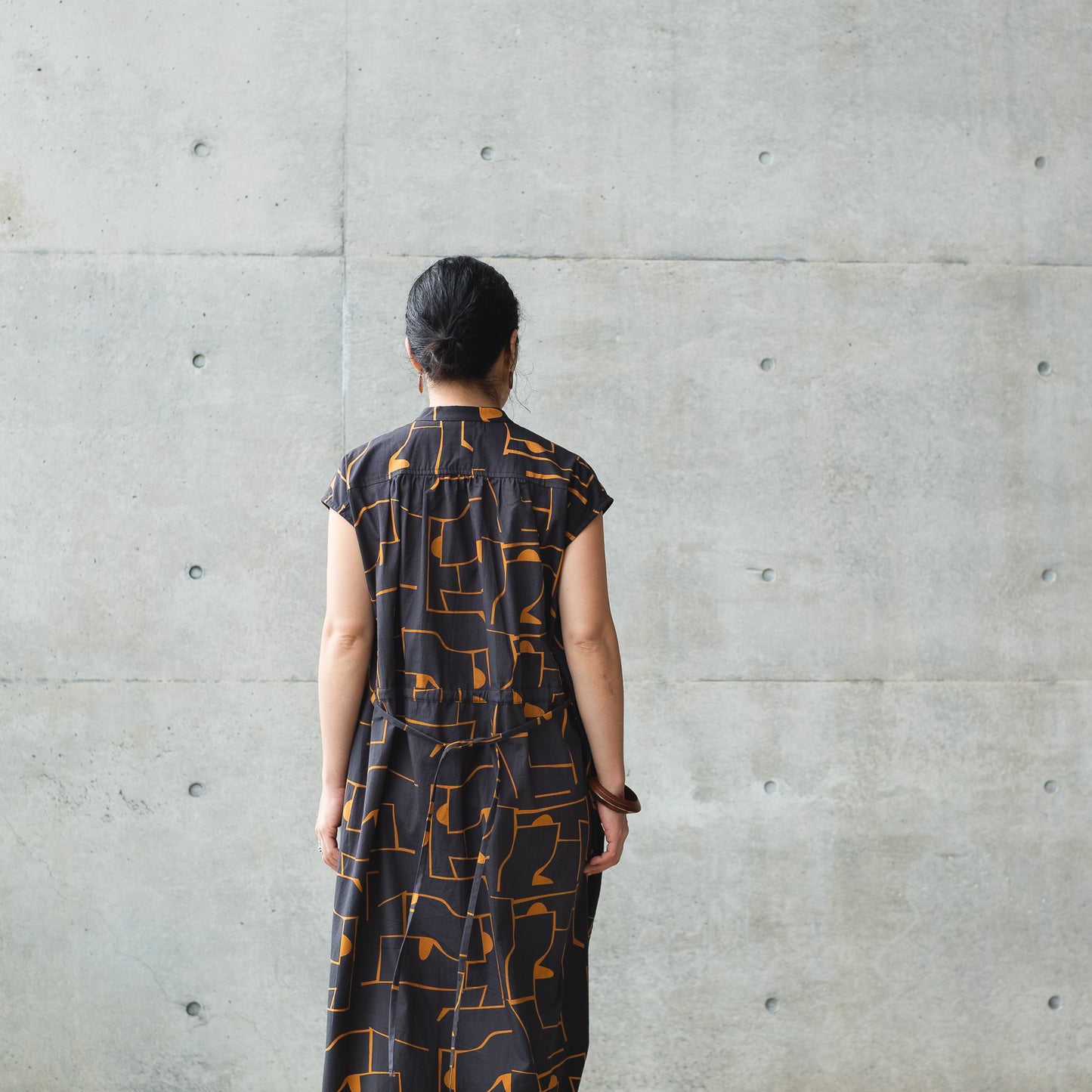 Réapprovisionner! Robe chemise froncée en coton bio imprimé japonais 'Pluto and Beyond'