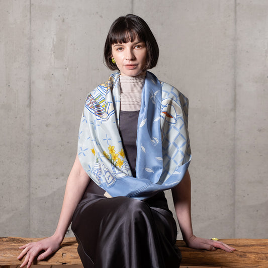 Scheduled to arrive in September! Silk & Merino Wool 'Halsham' gray x black loop scarf