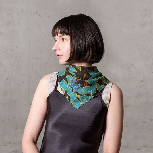 9月中〜下旬入荷!Silk Cotton 'Blueberries' black リング付きミニスカーフ