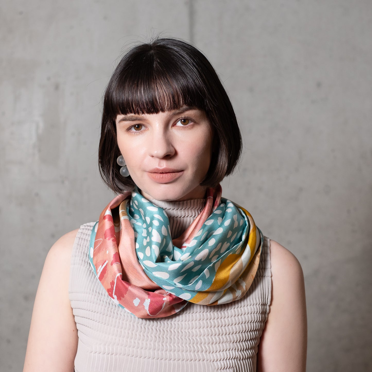 Scheduled to arrive in September! Silk & Merino Wool 'Halsham' gray x black loop scarf