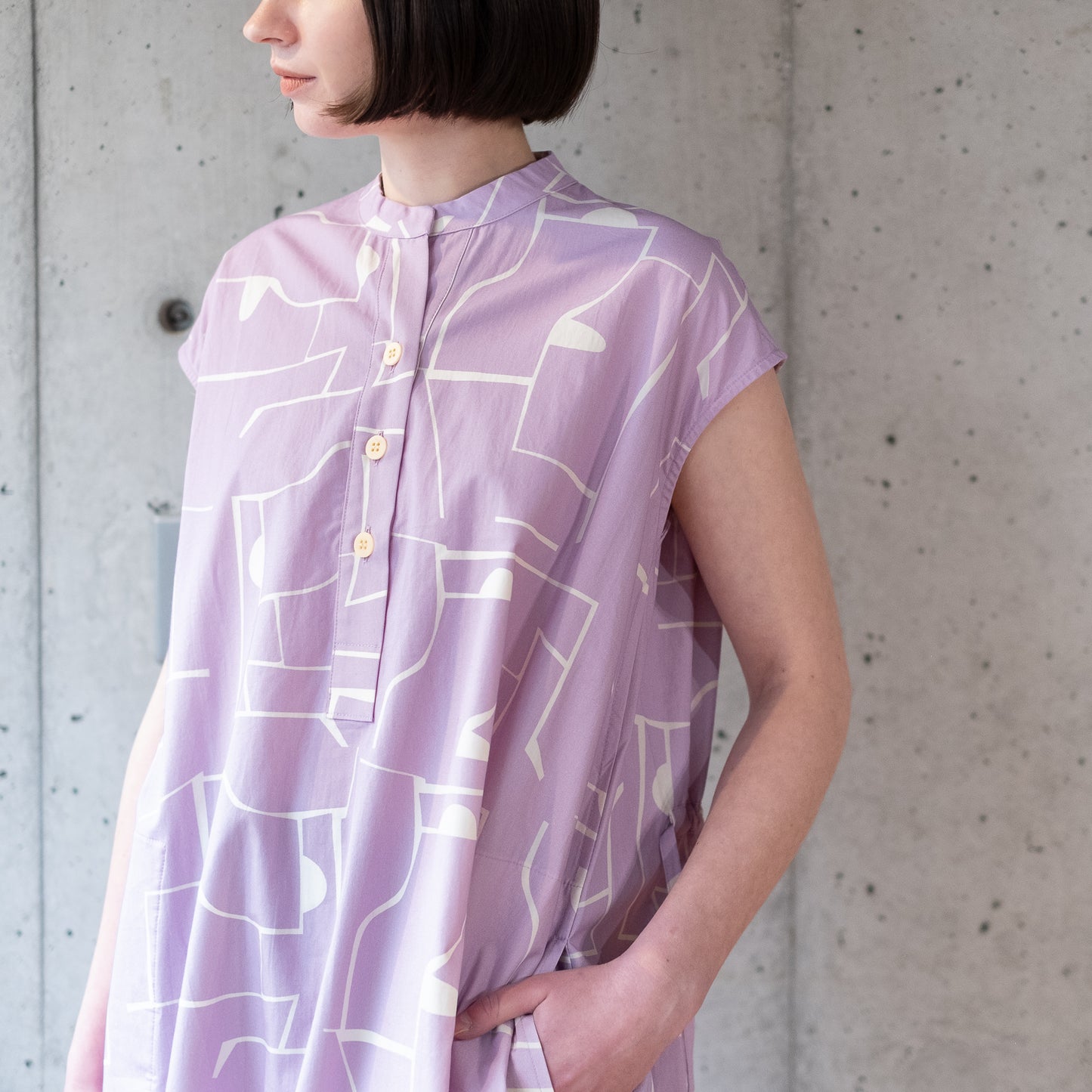 Réapprovisionner! Robe chemise froncée en coton bio imprimé japonais 'Pluto and Beyond'