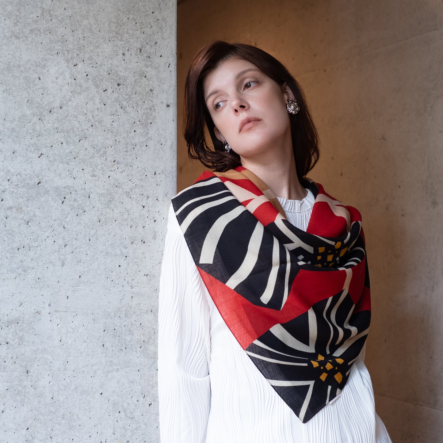 Écharpe Carrée Rose 'Chats Mystérieux' en Laine Mérinos Japonaise