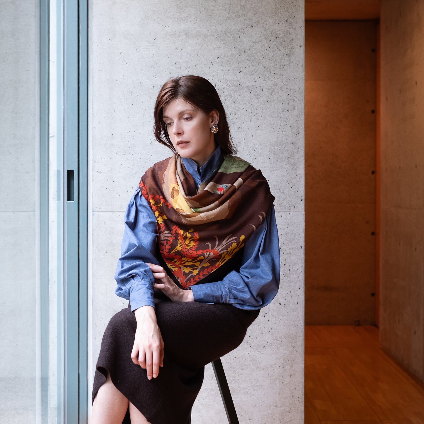 Superfine Merino Wool 'The Secret Tea room' cream 正方形スカーフ