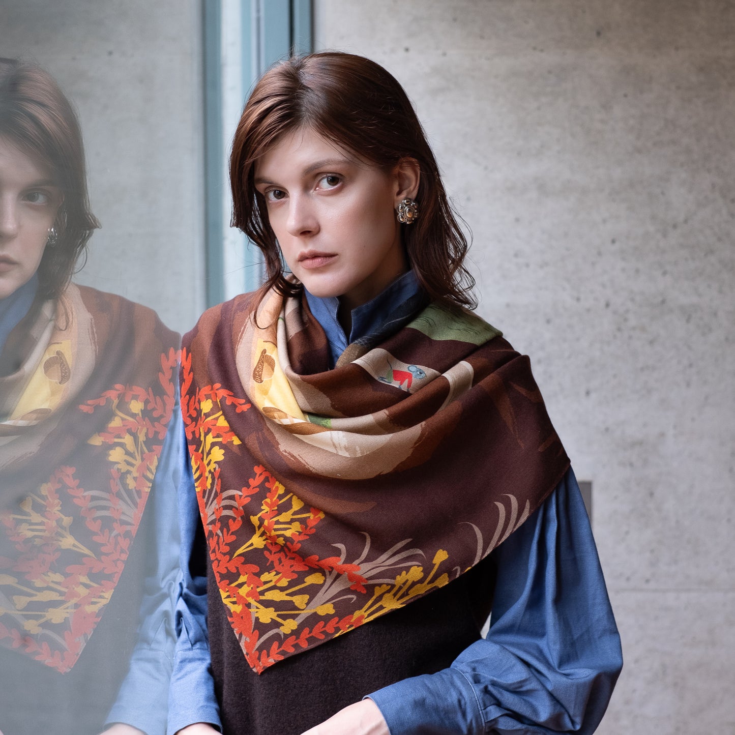 Superfine Merino Wool 'The Secret Tea room' cream 正方形スカーフ