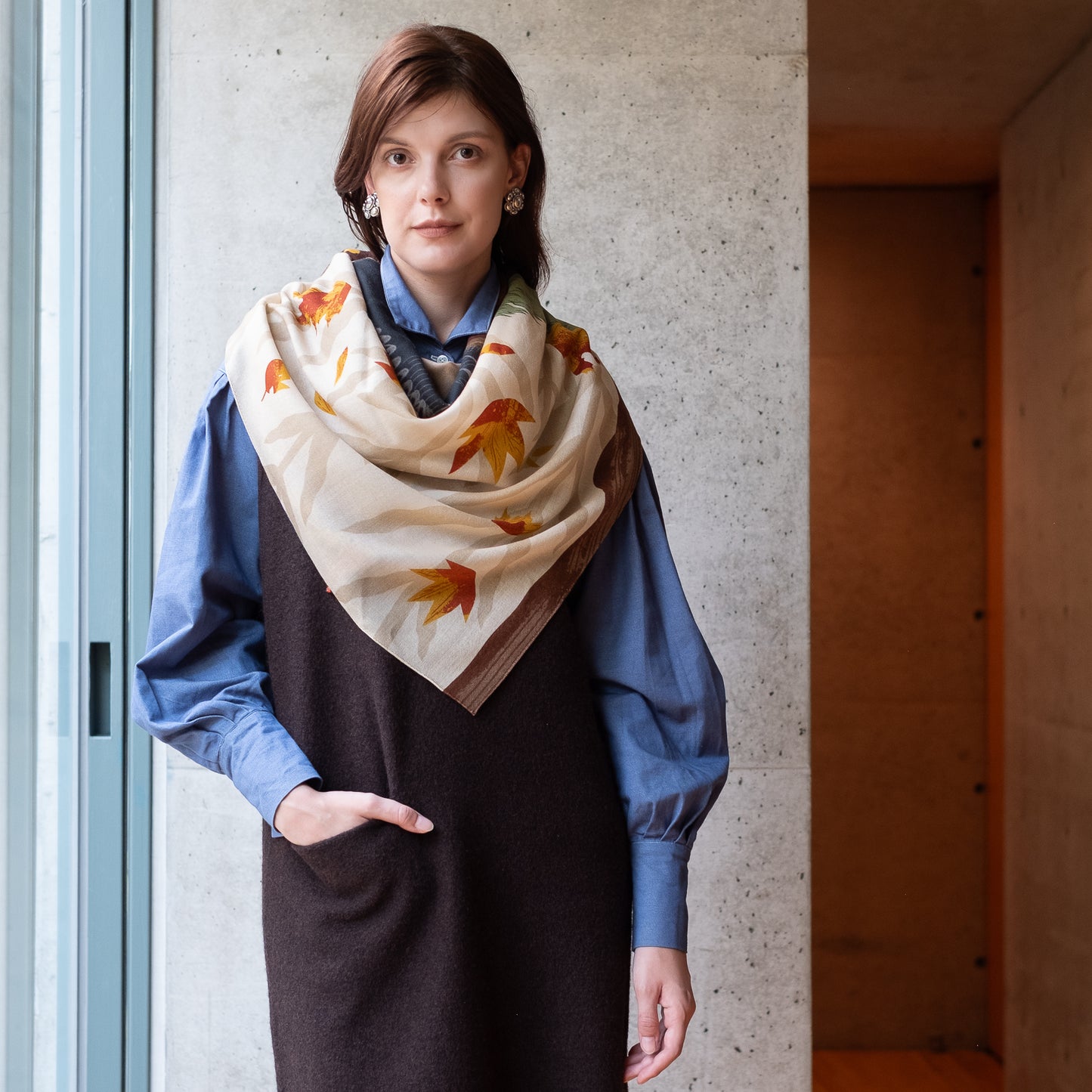 Superfine Merino Wool 'The Secret Tea room' cream 正方形スカーフ