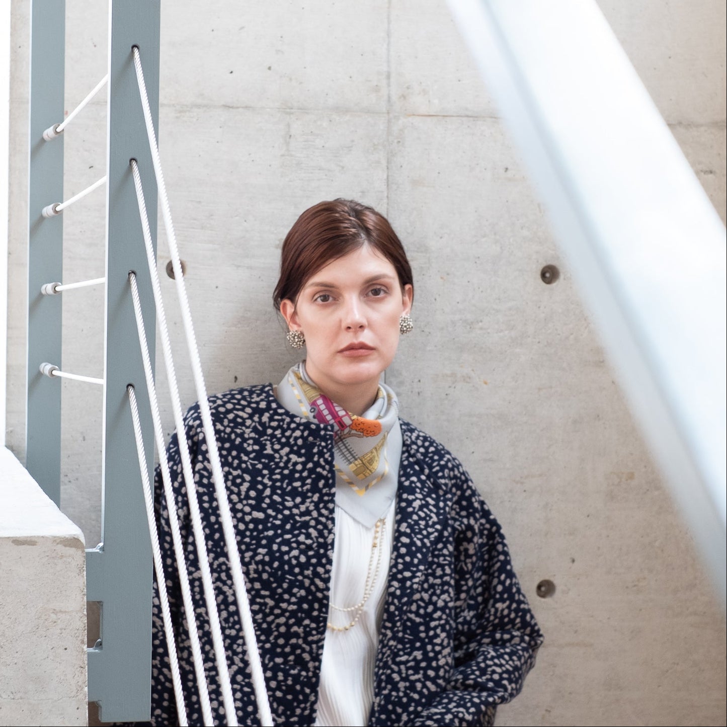 Mini-écharpe bleu marine en soie imprimée japonaise 'Polka Dot Queen' avec anneau vague