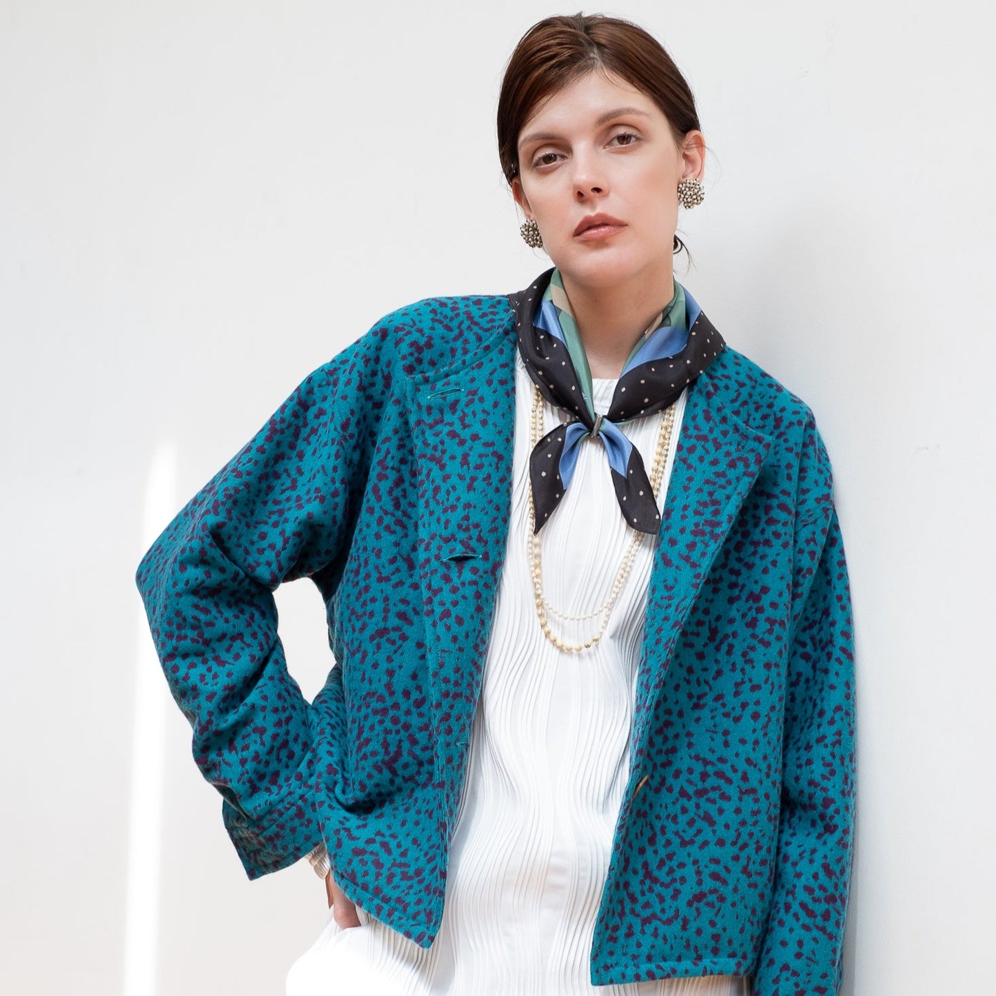 Mini-écharpe bleu marine en soie imprimée japonaise 'Polka Dot Queen' avec anneau vague