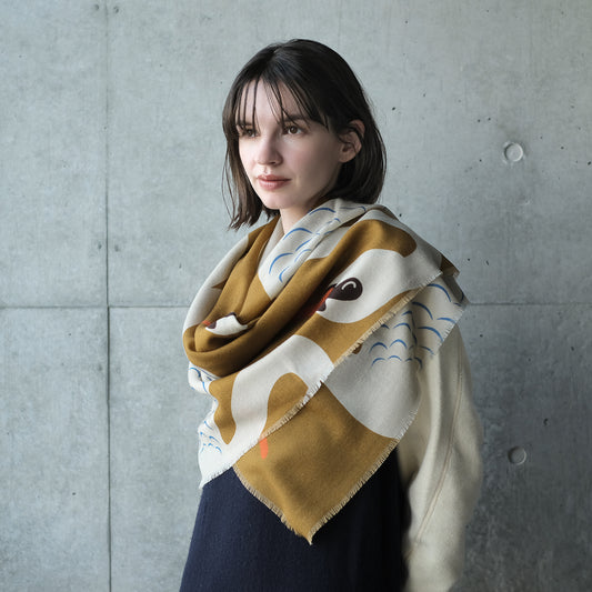 <糸つれあり>Superfine Merino Wool 'Swan in Boots' caramel 正方形スカーフ