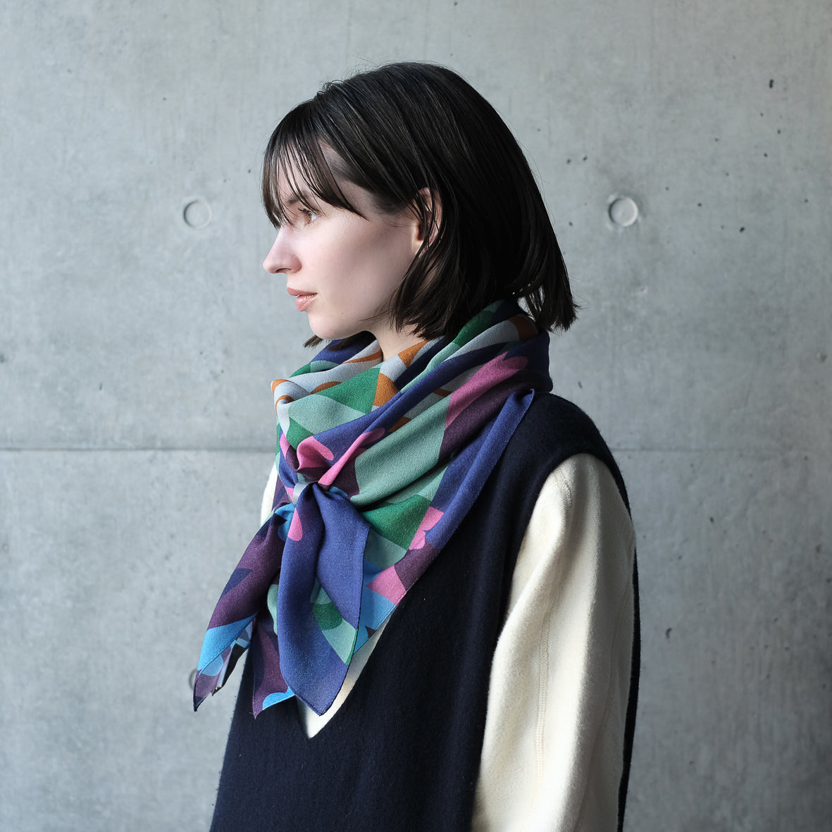 Superfine Merino Wool 'Meadow Dancer' midnight blue 正方形スカーフ