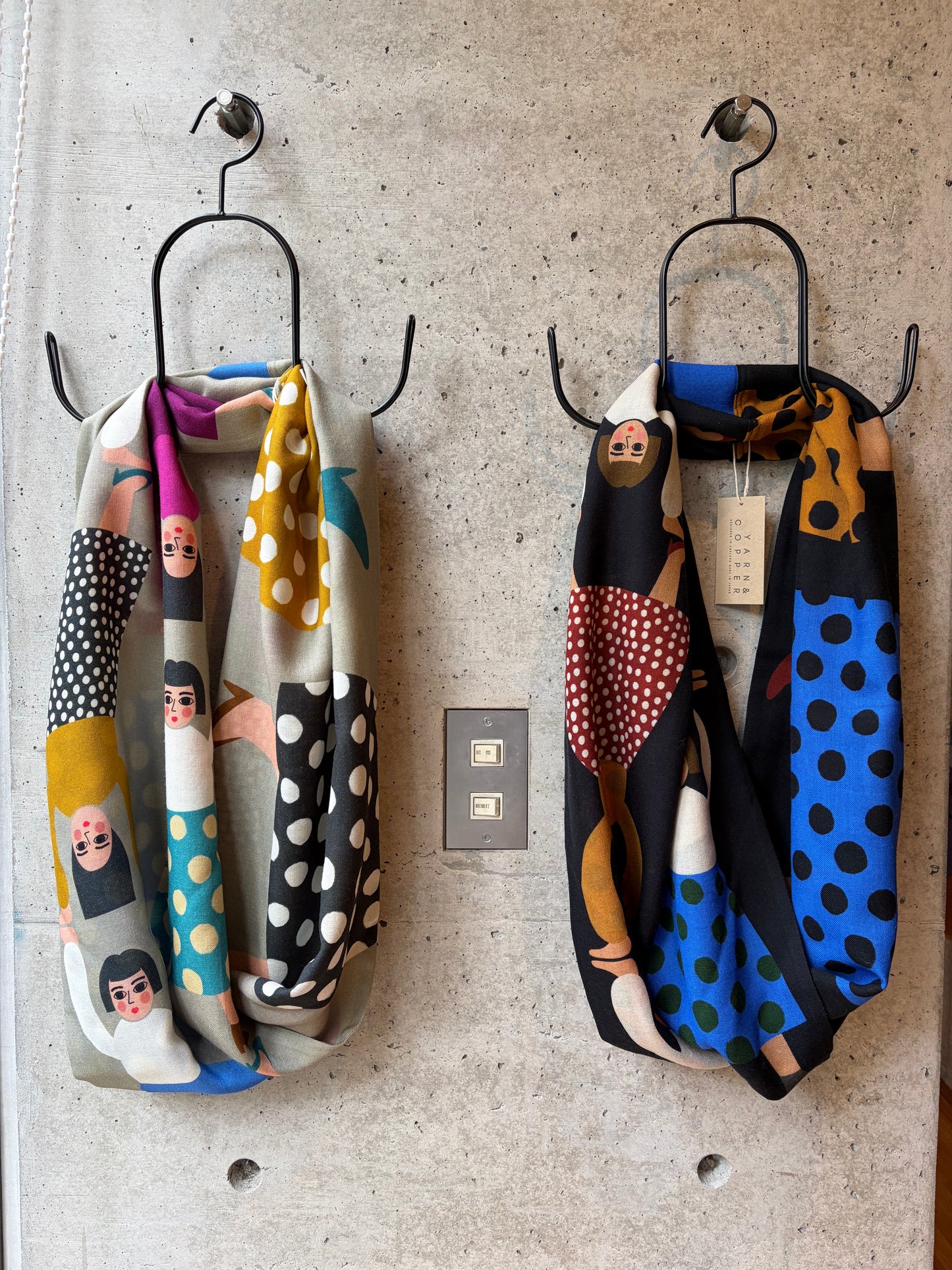 Écharpe japonaise en soie et laine mérinos imprimée 'Halsham' grise x noire