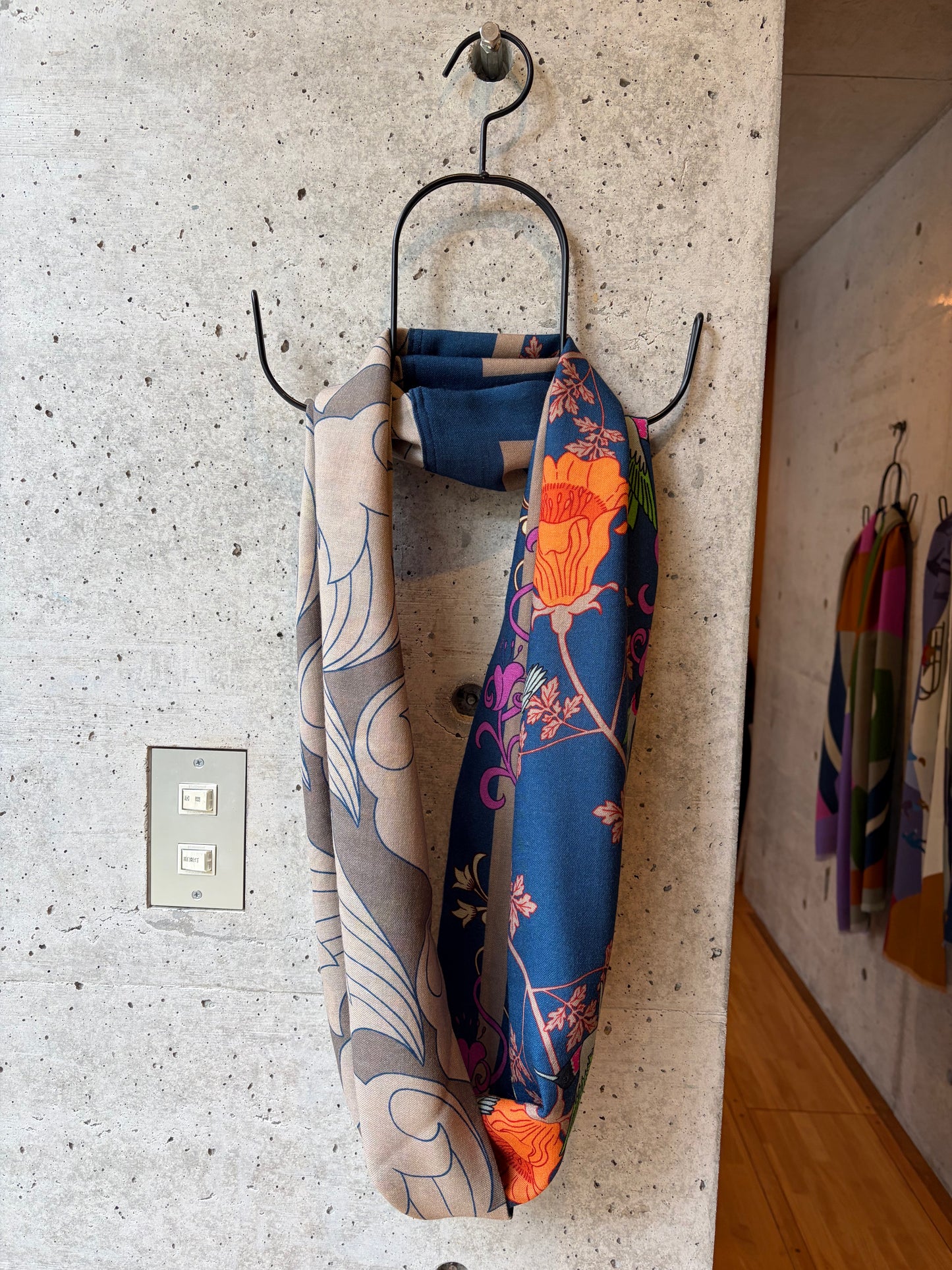 Écharpe japonaise en soie et laine mérinos imprimée 'Halsham' grise x noire